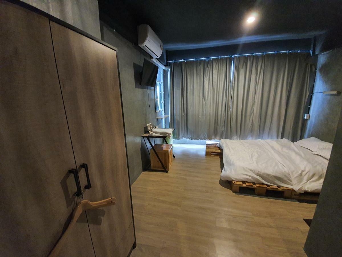 בנגקוק The Beds Ever Hostel (Adults Only) מראה חיצוני תמונה